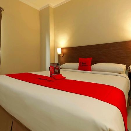 RedDoorz Plus near Pantai Losari Macasar Exterior foto