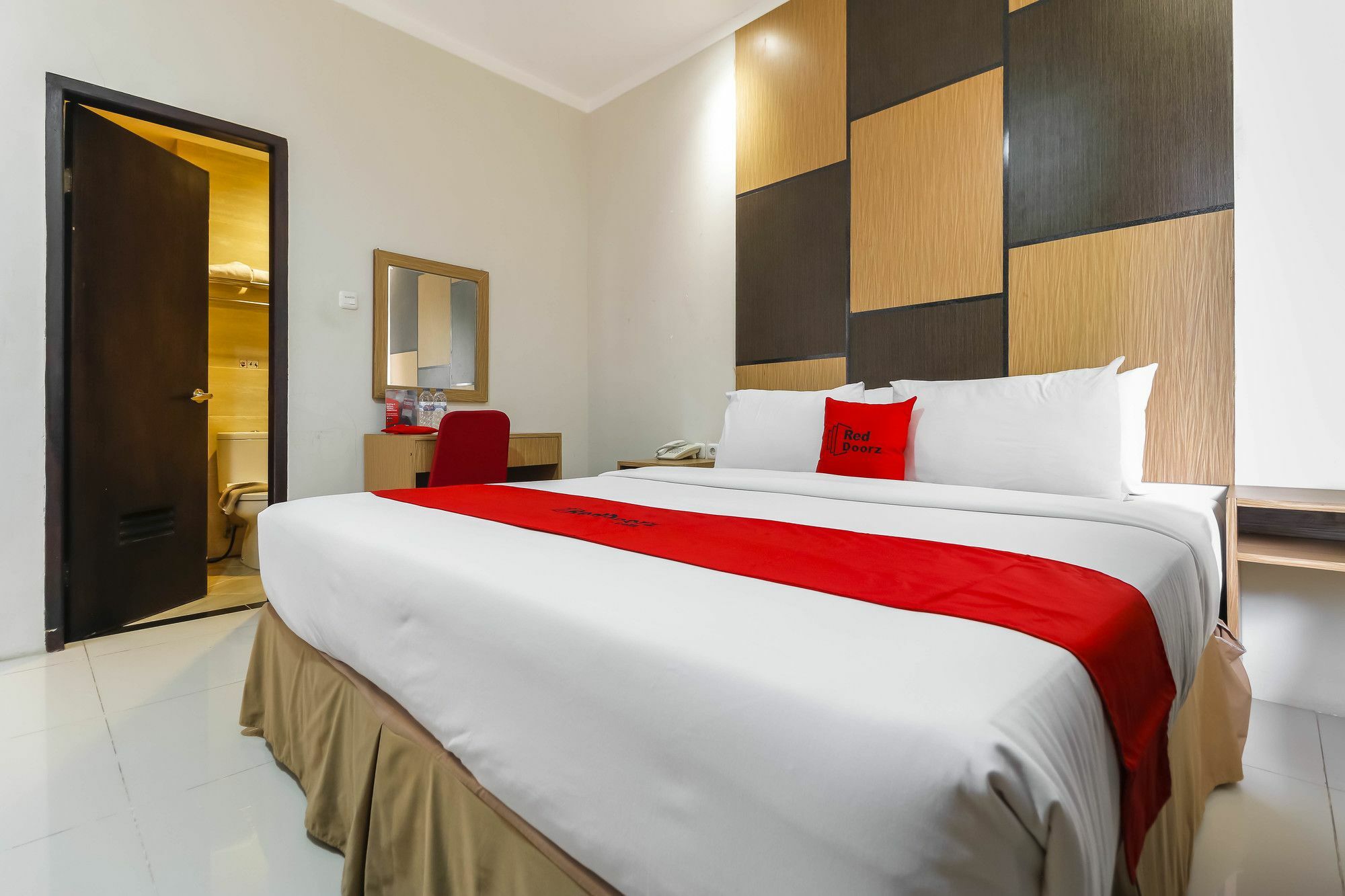 RedDoorz Plus near Pantai Losari Macasar Exterior foto