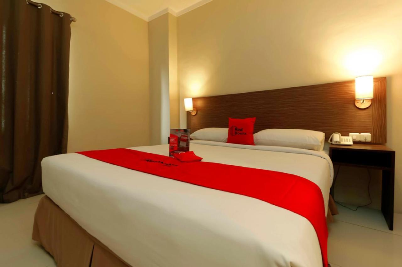 RedDoorz Plus near Pantai Losari Macasar Exterior foto