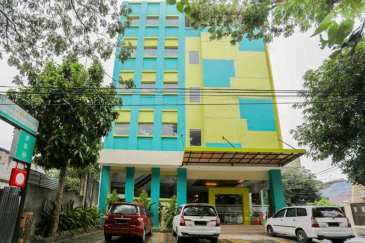 RedDoorz Plus near Pantai Losari Macasar Exterior foto