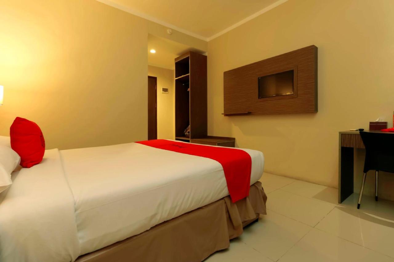 RedDoorz Plus near Pantai Losari Macasar Exterior foto