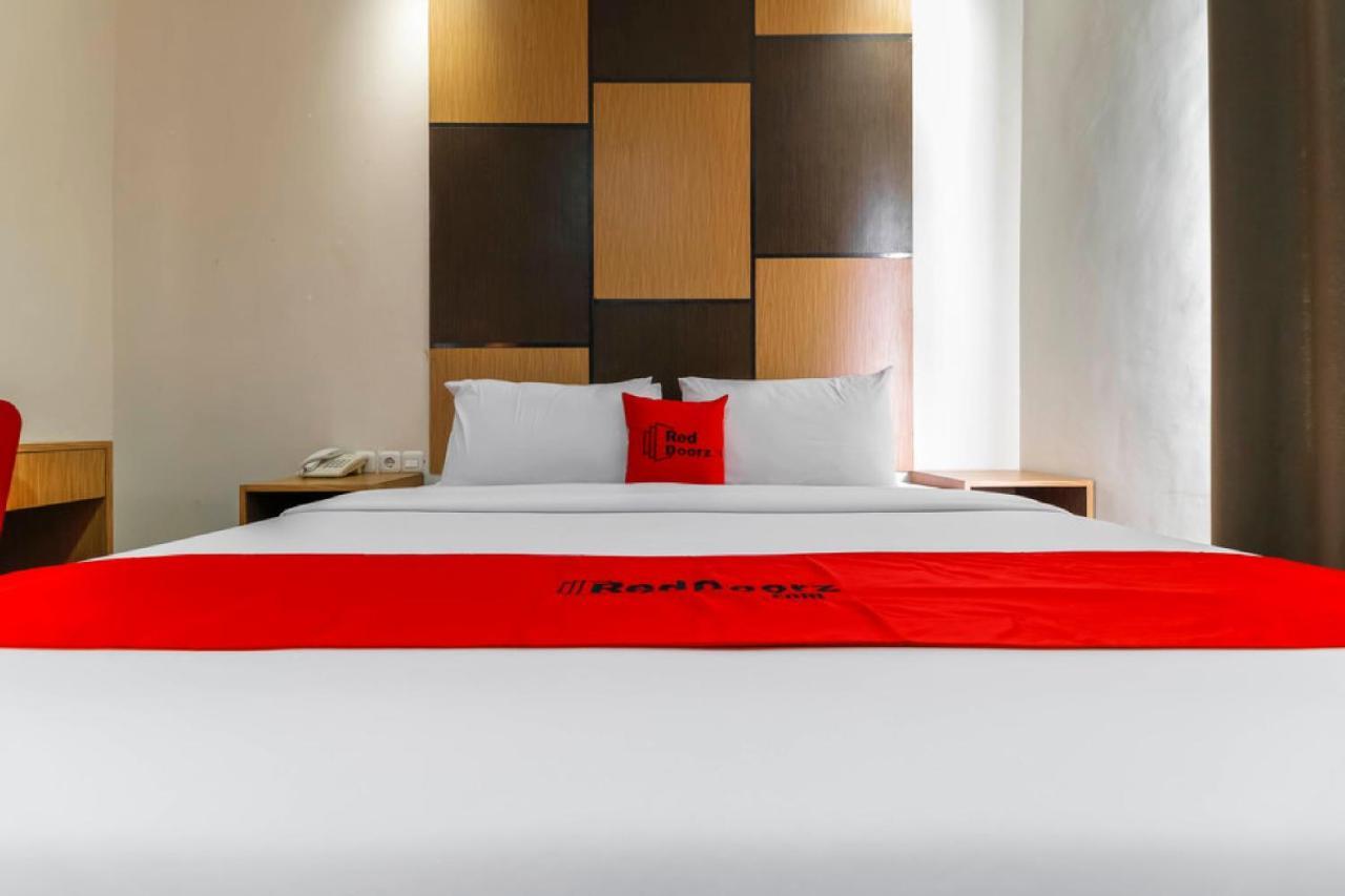 RedDoorz Plus near Pantai Losari Macasar Exterior foto