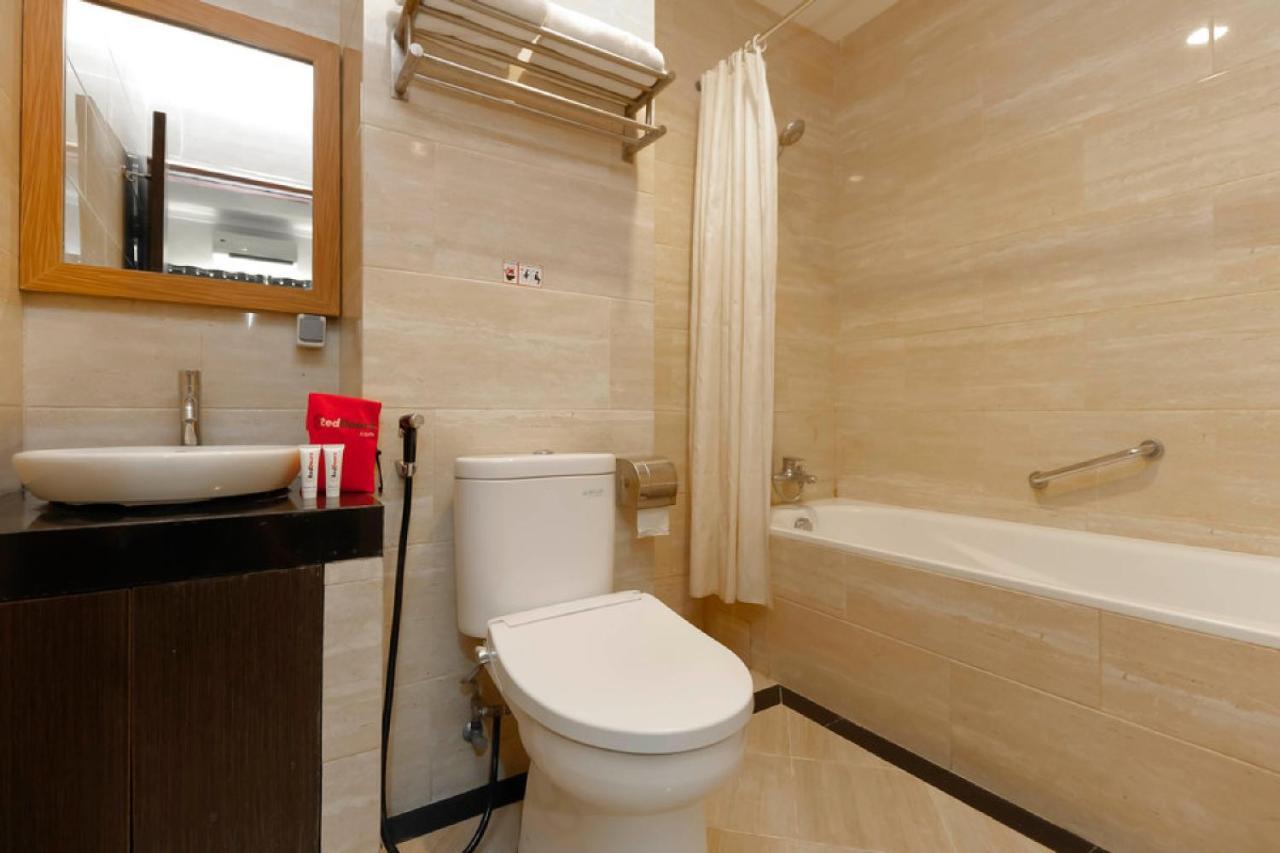 RedDoorz Plus near Pantai Losari Macasar Exterior foto