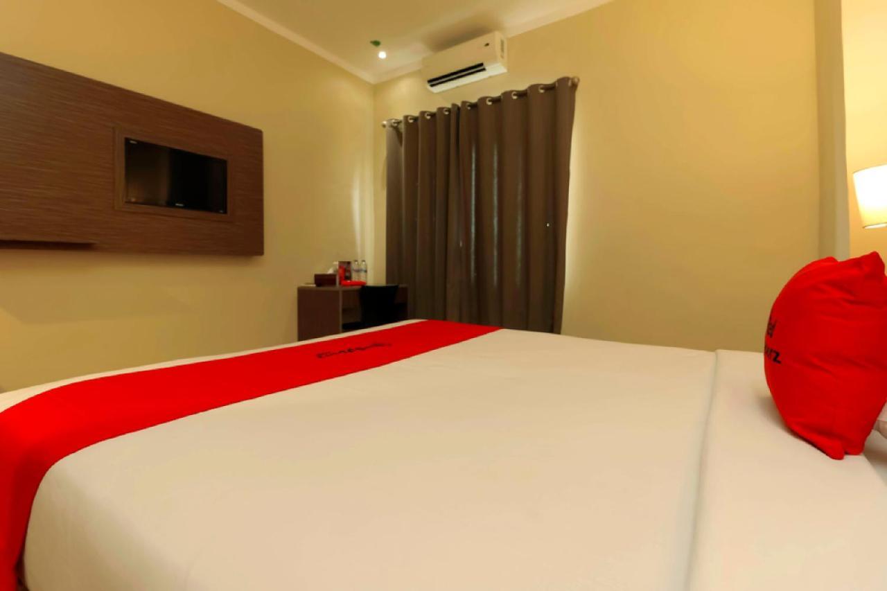 RedDoorz Plus near Pantai Losari Macasar Exterior foto